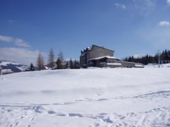 Zleva: budova Smrek, Sosna, na pozadí Sněžka.